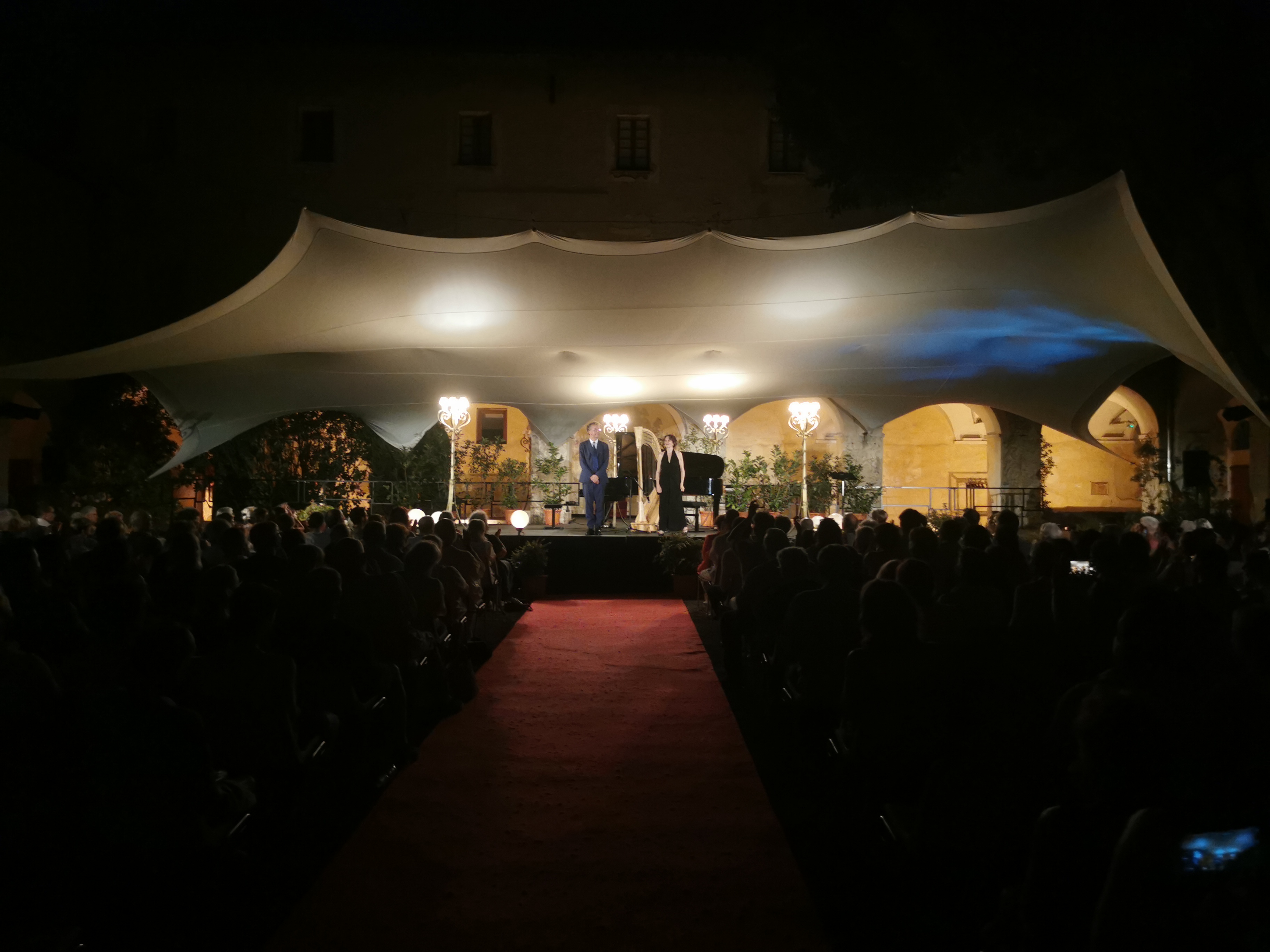 SCENE CLOITRE TAPIS ROUGE IMG_20240807_214935.jpg